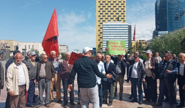 Pas mësuesve, në protestë dhe ish-minatorët e pensionistët