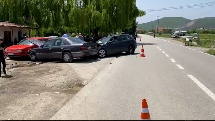 Aksident në Korçë, tre makina përplasen me njëra-tjetrën