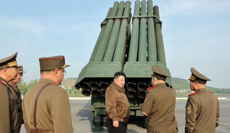 Kim Jong Un mbikëqyr testimin e një raketahedhësi të ri