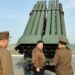 Kim Jong Un mbikëqyr testimin e një raketahedhësi të ri