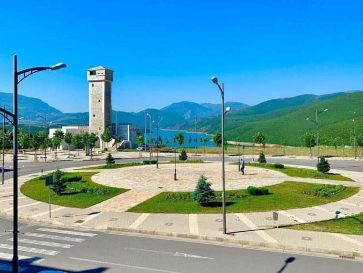 ‘E ardhmja është e zymtë’: Emigracioni përgjysmon nxënësit në qarkun e Kukësit