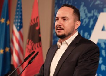 Salianji: Rama në Athinë me hajdutët e administratës që larguan 700 mijë shqiptarë nga vendi