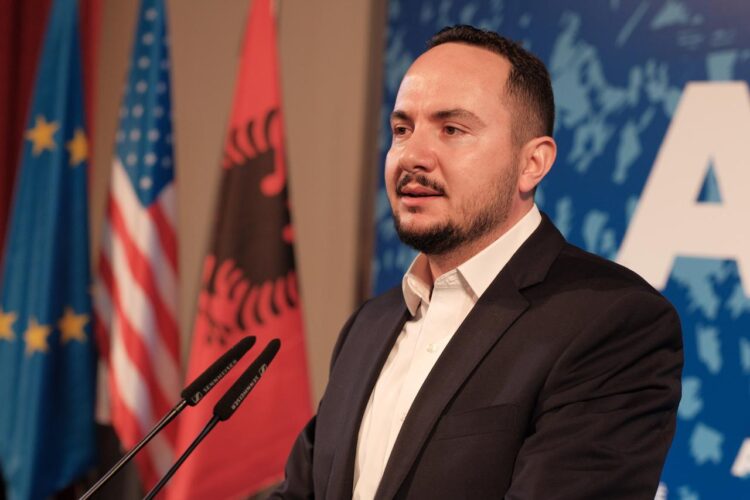 Salianji: Rama në Athinë me hajdutët e administratës që larguan 700 mijë shqiptarë nga vendi