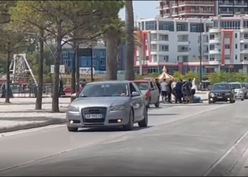 Kalonte rrugën, përplaset nga motori një person në Vlorë