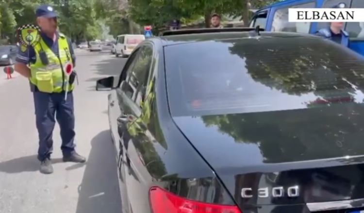 Policia e Elbasanit “lëshon dorën” me gjobat, 18 shoferë të arrestuar për një muaj, mbi 8 mijë masa administrative