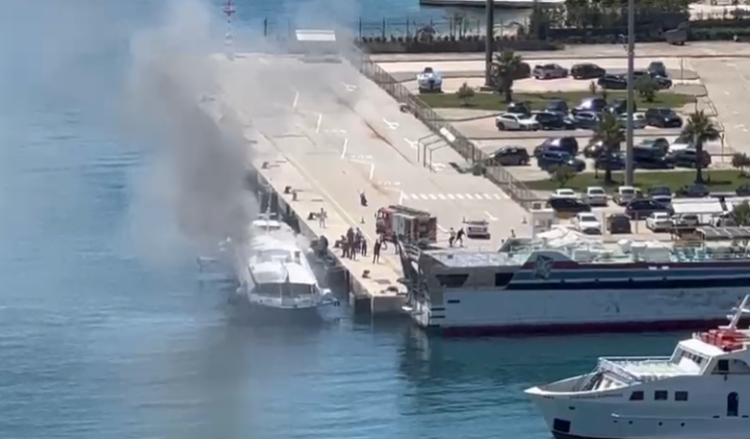 Përfshihet nga flakët trageti i linjës Sarandë-Korfuz