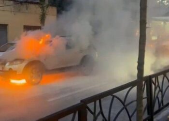 Përfshihet nga flakët makina në Tiranë