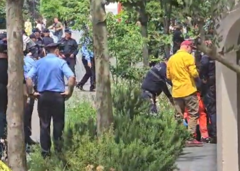 VIDEO – Protesta te bashkia, polici humb ndjenjat