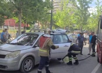 Shpërthen në flakë automjeti në Vlorë, shpëtojnë mrekullisht pasagjerët