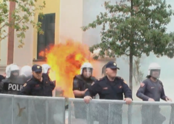 Protesta para bashkisë për dorëheqjen dhe arrestimin e Veliajt, hidhet molotov