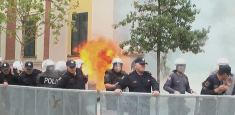 Protesta para bashkisë për dorëheqjen dhe arrestimin e Veliajt, hidhet molotov