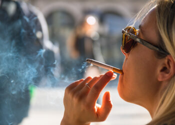 ‘Lajme të mira’ për duhanpirësit, studimi: Nikotina nuk është faktor për sëmundjet