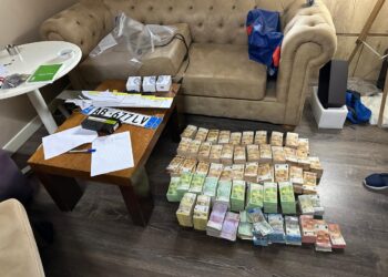 FOTO/ Valixhe me euro, çanta me flori, makina të blinduara dhe ora deri në 500 milionë lekë! Çfarë u sekuestroi SPAK bosëve të krimit