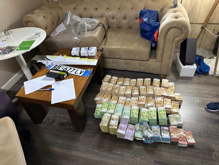 FOTO/ Valixhe me euro, çanta me flori, makina të blinduara dhe ora deri në 500 milionë lekë! Çfarë u sekuestroi SPAK bosëve të krimit