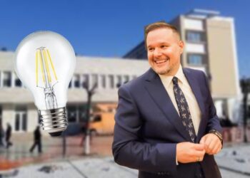 Ervin Demo i fal kontratën 60 MLN lekë Jani Qosjes për llamba dhe tela