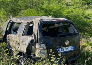 Makina del nga rruga dhe përfundon poshtë në shpat, plagosen burrë e grua