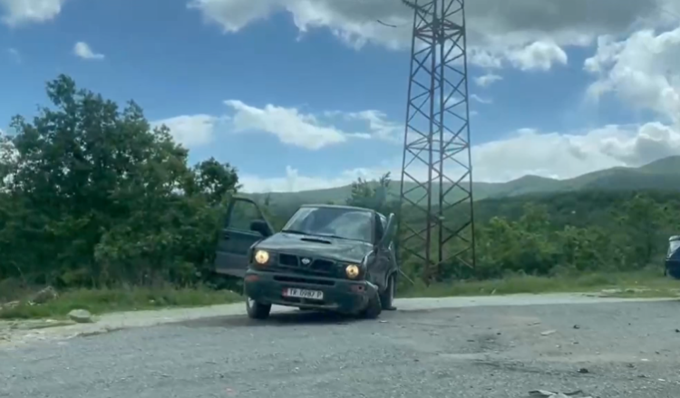 Aksident në rrugën Bulqizë–Peshkopi, pasagjerja përfundon në spital