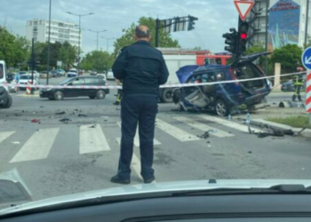 Aksident i rëndë në Prishtinë/ Përplasen dy makina, gjashtë persona të lënduar