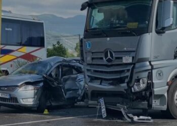 Aksident në Lezhë-Milot/ Makina përplaset me trajlerin, plagoset rëndë një polic (Emri)