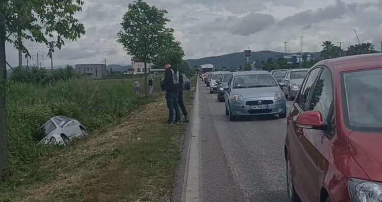 Aksident në Lushnje-Fier, makina me dy turistët përfundon në kanal