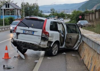 FOTO/ Shoferja përplaset me barrierat anësore,  2 të lënduar në aksin Pogradec-Lin