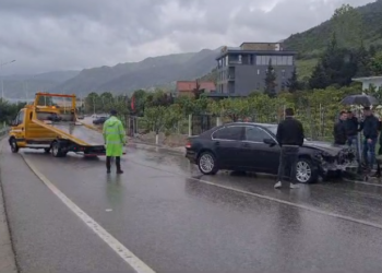 Dy aksidente në Pogradec, makina përplas 60-vjeçaren në vijat e bardha