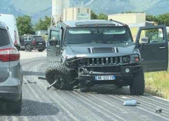 Përplasen kokë më kokë “Smart”-i me “Hummer”-in në Sarandë, dy të plagosur