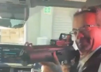 VIDEO/ Ambasadori britanik u drejton automatikun punonjësve të ambasadës, shkarkohet