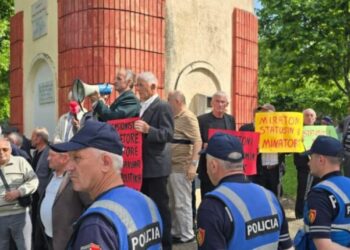 Minatorët protestë para Kuvendit: Na keni lënë në mjerim!