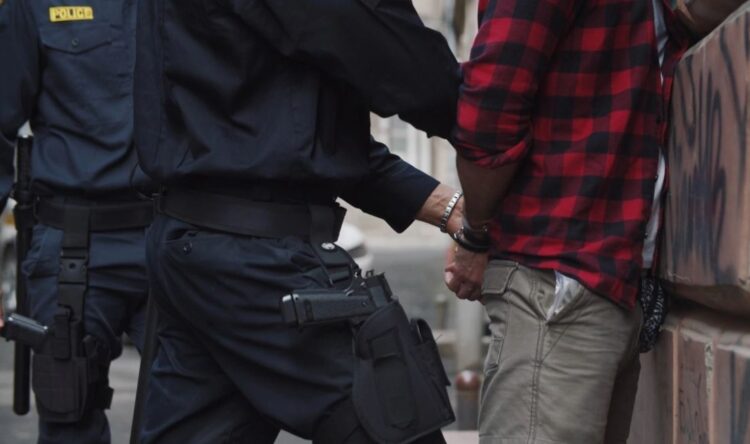 “Do të jesh e imja”/ Shqiptari ngacmon 15-vjeçaren greke, përfundon në qeli