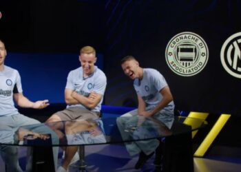 Fratezi ngacmon Asllanin: Bën palestër që të duket i bukur në plazh