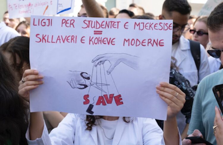 Studentët e mjekësisë paralajmërojnë protestë: Mos na injoroni, se do e merrni përgjigjen!