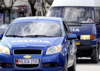 Turistët fillojnë nga krimet/ Britaniku vjedh automjetin në Paskuqan