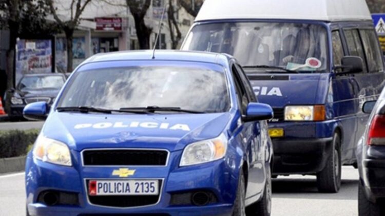 Turistët fillojnë nga krimet/ Britaniku vjedh automjetin në Paskuqan