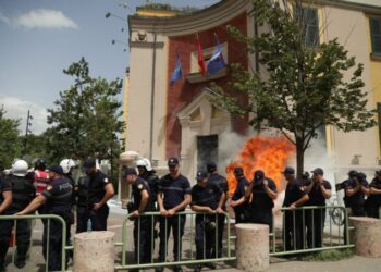 Mbahet protesta e 8-të përballë bashkisë Tiranë, hidhet molotov drejt godinës