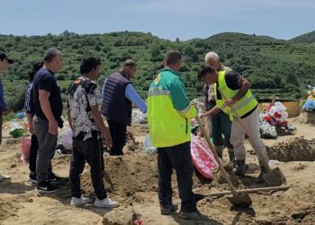 Alma Arrazi përcillet te banesa e fundit, në varrim vetëm disa familjarë