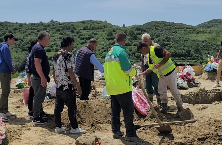 Alma Arrazi përcillet te banesa e fundit, në varrim vetëm disa familjarë