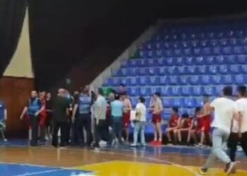 Sherr masiv në Pallatin e Sportit në Durrës, disa të shoqëruar – Video