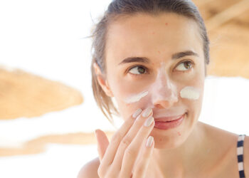 Kremi i diellit, rastet që ne i neglizhojmë por që dëmtojnë më lëkurën