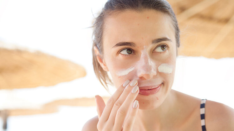 Kremi i diellit, rastet që ne i neglizhojmë por që dëmtojnë më lëkurën