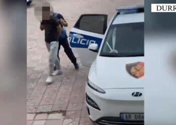 4 persona tentojnë të rrëmbejnë një 15-vjeçar, 2 në pranga dhe 2 nën hetim