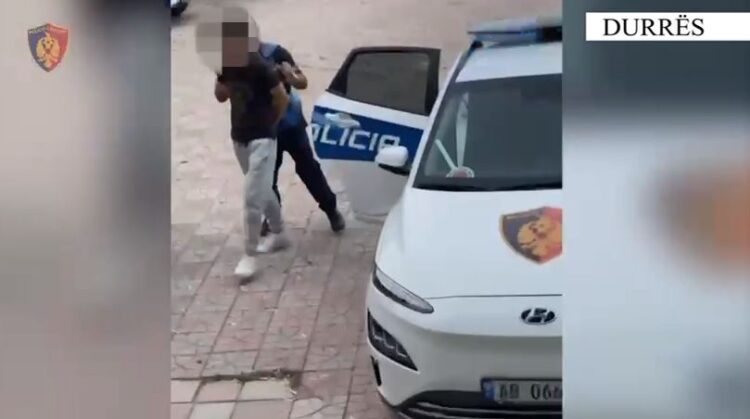 4 persona tentojnë të rrëmbejnë një 15-vjeçar, 2 në pranga dhe 2 nën hetim