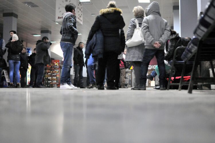 Të rinjtë “braktisin” punën! Norma e punësimit, poshtë mesateres së BE