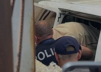 Me kapuç në kokë, momenti kur Erdgys Arrazi mbërrin para gjykatës për t’u njohur me masën e sigurisë! / VIDEO