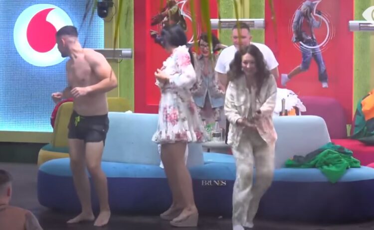 E mori në krahë dhe i preku të pasmet e zbuluara, Erjola Doçi shpërthen keq/ FOTO