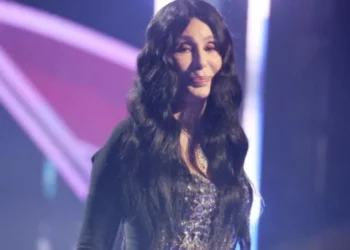 77-vjeçare Cher tregon pse del me djem të rinj