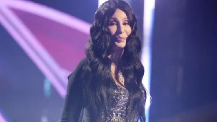 77-vjeçare Cher tregon pse del me djem të rinj