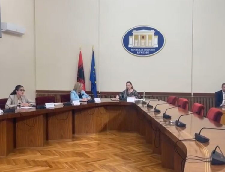 Mazhoranca bojkoton për të gjashtën herë mbledhjen e Komisionit Hetimor, Vokshi: Prita 30 minuta kolegët