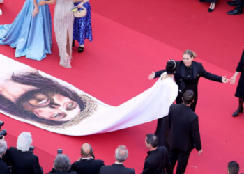 Në Festivalin e Kanës me fytyrën e Krishtit në fustan, modelja ndalohet nga sigurimi