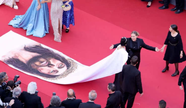 Në Festivalin e Kanës me fytyrën e Krishtit në fustan, modelja ndalohet nga sigurimi